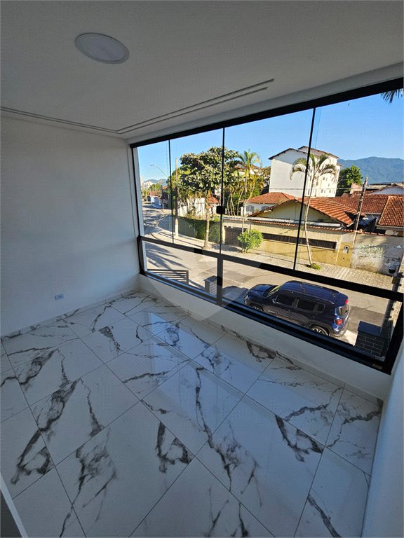 Casa à venda com 3 quartos, sendo 1 suíte,  em Maracanã, Praia Grande, SP