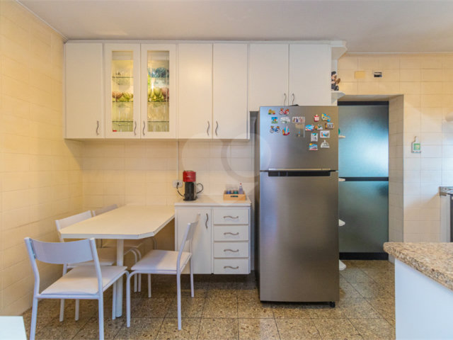 Apartamento à venda com 3 quartos, sendo 1 suíte,  em Moema, São Paulo, SP