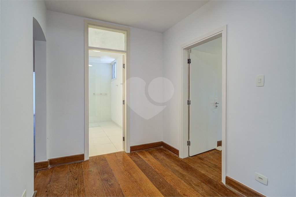 Casa para alugar com 5 quartos, sendo 3 suítes, no condomínio Chácara Flora, São Paulo - SP