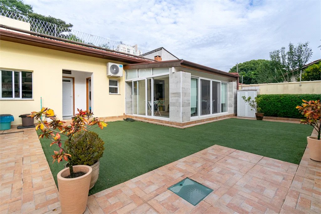 Casa à venda com 3 quartos, sendo 1 suíte,  em Vila Cordeiro, São Paulo, SP
