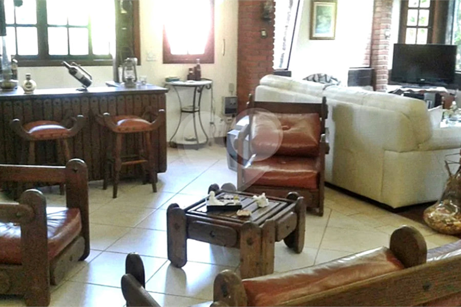 Casa à venda com 4 quartos, sendo 1 suíte, no condomínio Associação Reserva das Hortênsias, Mairiporã - SP