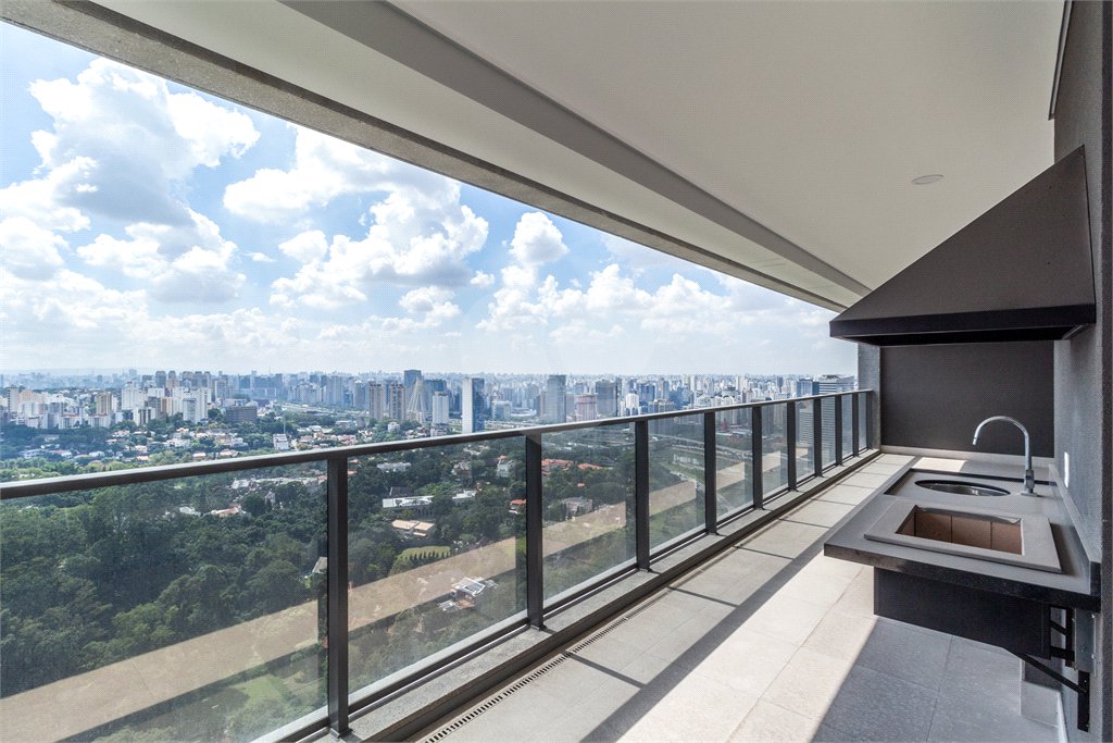 Apartamento à venda ou para alugar com 4 quartos, sendo 3 suítes, em Jardim Morumbi, São Paulo, SP