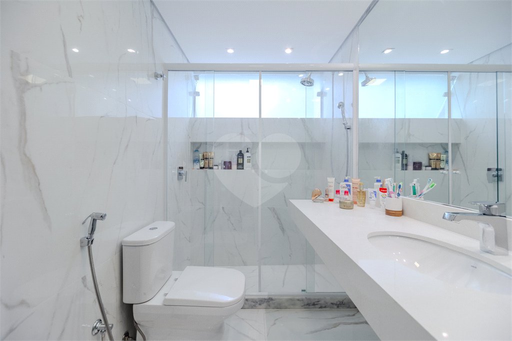 Apartamento à venda com 2 quartos e 3o reversível, no Baixo Jardins