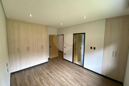 Casa à venda com 4 quartos, sendo 3 suítes,  no condomínio Jardim das Palmeiras, Bragança Paulista - SP