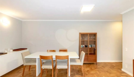 Apartamento à venda com 3 quartos, sendo 1 suíte, em Moema, São Paulo, SP