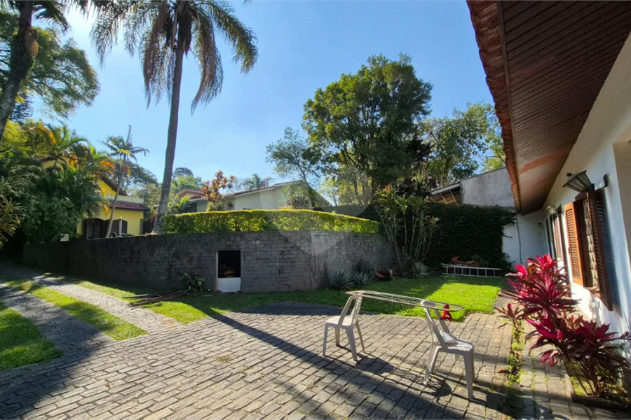 Casa com Piscina, Sauna e Edícula em Rua Arborizada no Tremembé