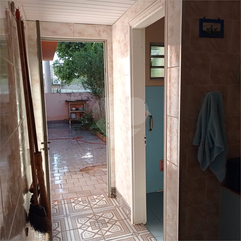 Linda casa no centro com 3 quartos.