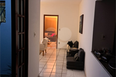 Casa à venda com 3 quartos, sendo 1 suíte,  em Jardim das Estações (vila Xavier), Araraquara, SP