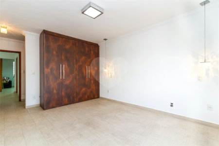 Casa Sobrado à venda com 342 m², 3 dormitórios, sendo 2 suítes, 4 vagas na Vila Mariana - São Paulo.