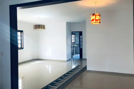 Sobrado à venda com 4 quartos, sendo 2 suítes,  em Vila Oliveira, Mogi das Cruzes, SP