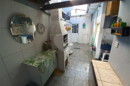 Casa Térrea com 3 dormitórios, sendo 1 suíte.