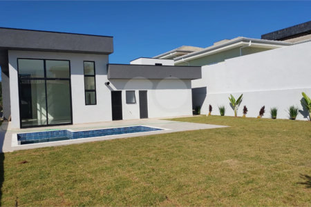 Casa à venda com 3 suítes no condomínio Shambala III, Atibaia - SP