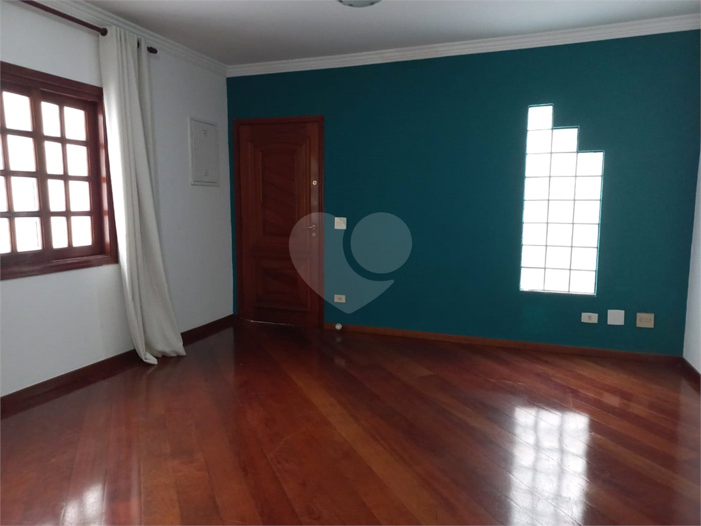 Sobrado à venda com 4 quartos, sendo 3 suítes, em Cidade São Francisco, São Paulo, SP