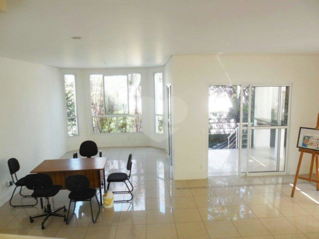 Casa à venda com 4 quartos, sendo 2 suítes,  no condomínio Bristol Village, São Paulo - SP