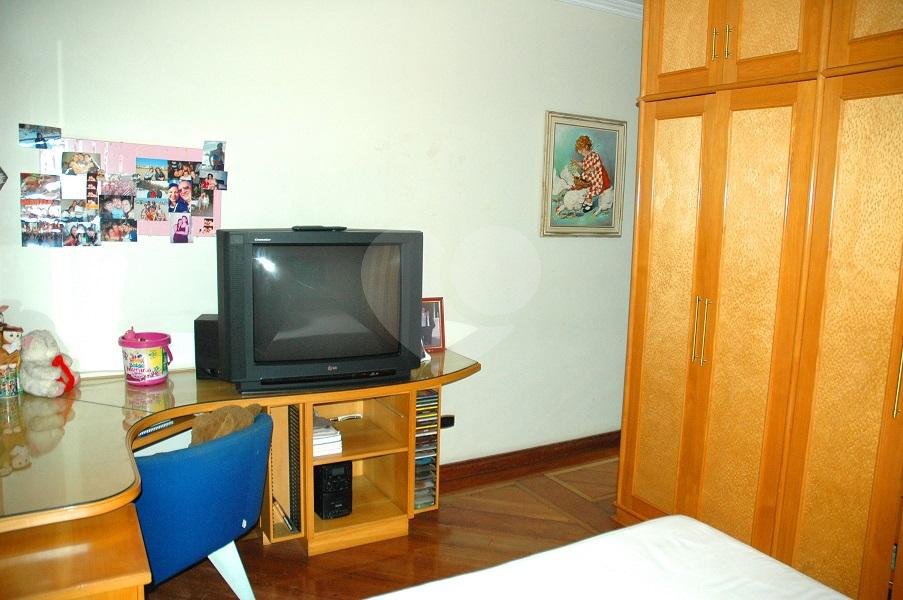 Sobrado à venda com 5 quartos, sendo 4 suítes, em Interlagos, São Paulo, SP