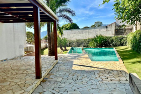 Casa à venda com 3 quartos, sendo 1 suíte, no condomínio Residencial Rio Preto Village, Atibaia - SP