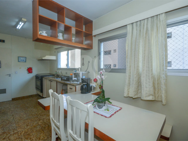 Apartamento à venda com 4 quartos, sendo 1 suíte,  em Moema, São Paulo, SP