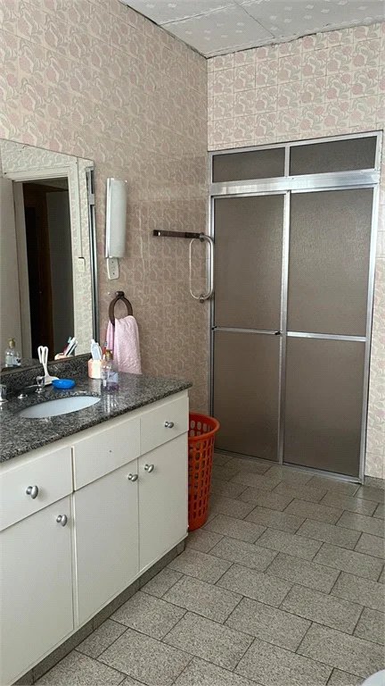 Procurando tranquilidade sem abrir mão da praticidade? Esta casa na Rua Diogo Ortiz oferece o equilíbrio perfeito.