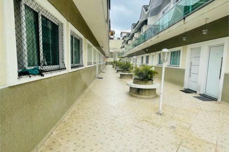 Casa à venda com 3 quartos, sendo 1 suíte, no condomínio Rafaela I, São Paulo - SP