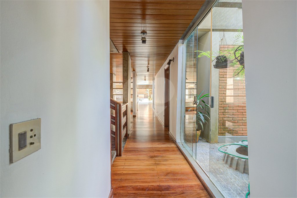 Casa à venda com 5 quartos, sendo 3 suítes, em Alto da Boa Vista, São Paulo, SP