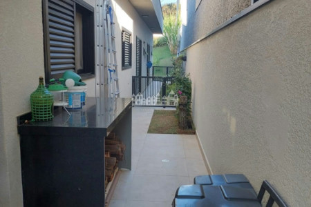 Casa à venda com 4 quartos, sendo 2 suítes,  no condomínio Figueira Garden, Atibaia - SP