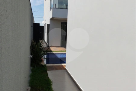 Casa no condomínio Parque Faber IV