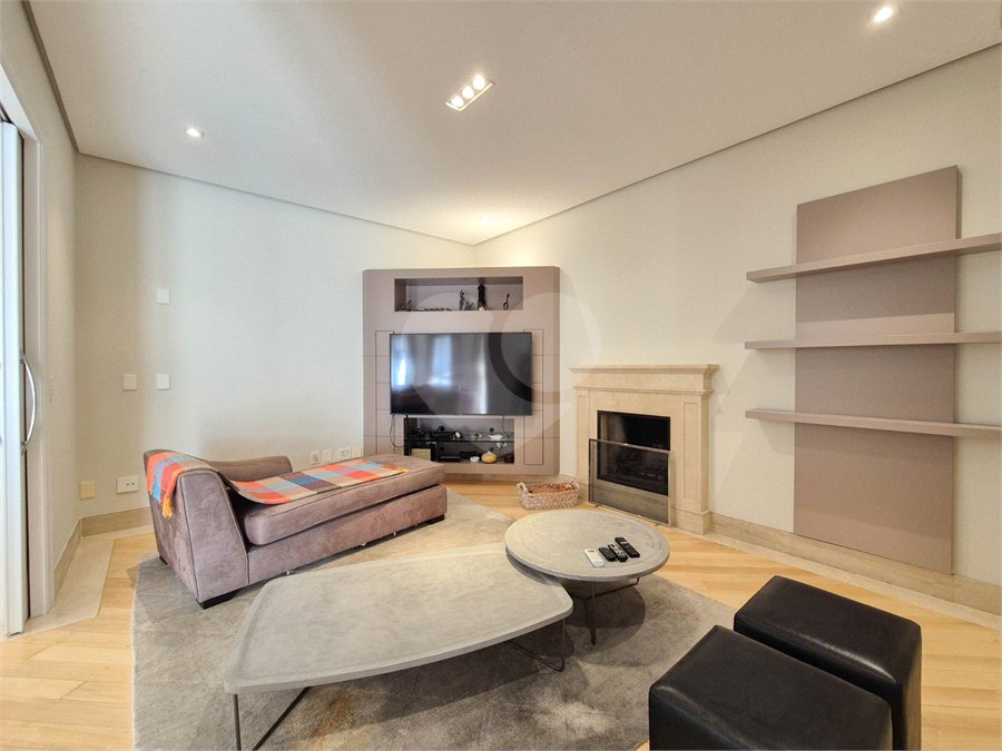 Apartamento à venda ou para alugar com 4 quartos, sendo 3 suítes, em Moema, São Paulo, SP