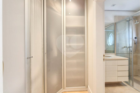 Apartamento à venda ou para alugar com 4 quartos, sendo 3 suítes, em Moema, São Paulo, SP