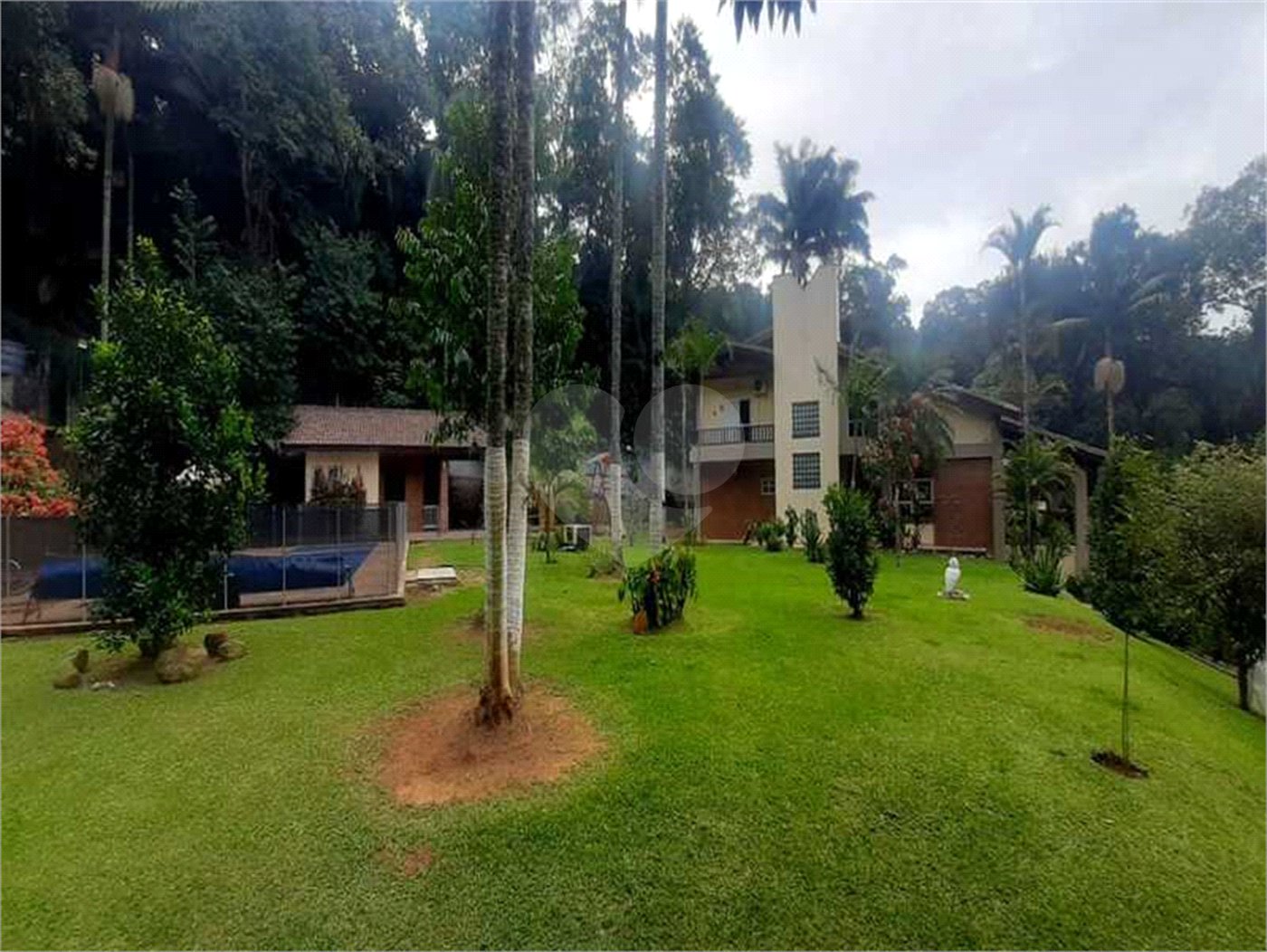 Sobrado à venda com 4 suítes em Serra da Cantareira, Mairiporã, SP