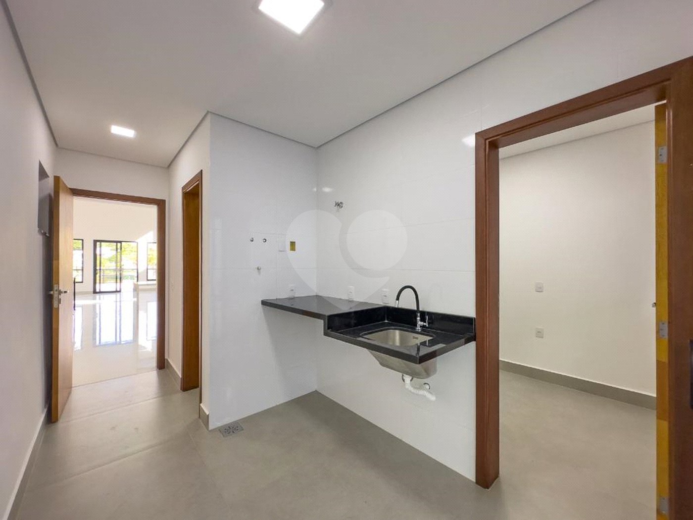 Casa à venda com 4 quartos, sendo 3 suítes, no condomínio Estância Marambaia, Vinhedo - SP