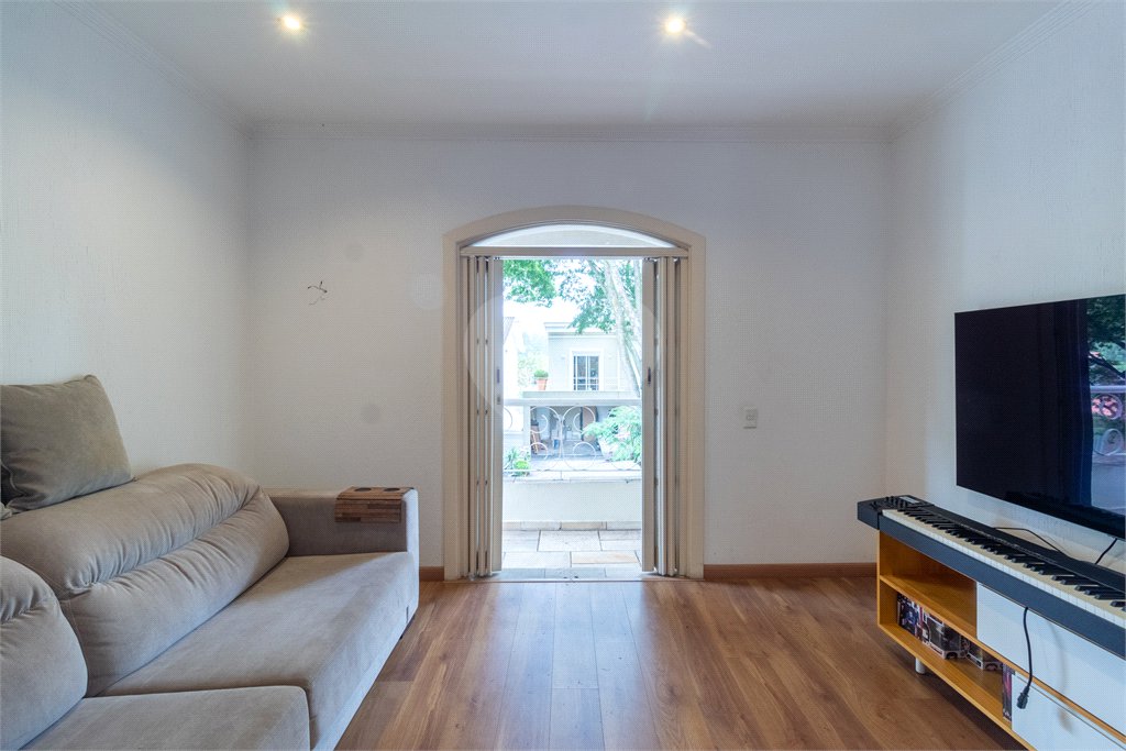 Casa à venda com 4 quartos, sendo 2 suítes,  no condomínio Vila das Flores, São Paulo - SP