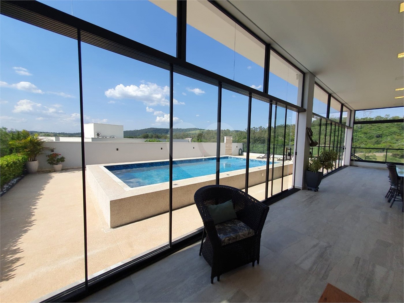 Casa à venda com 6 quartos, sendo 5 suítes, no condomínio Jardim Primavera, Louveira - SP