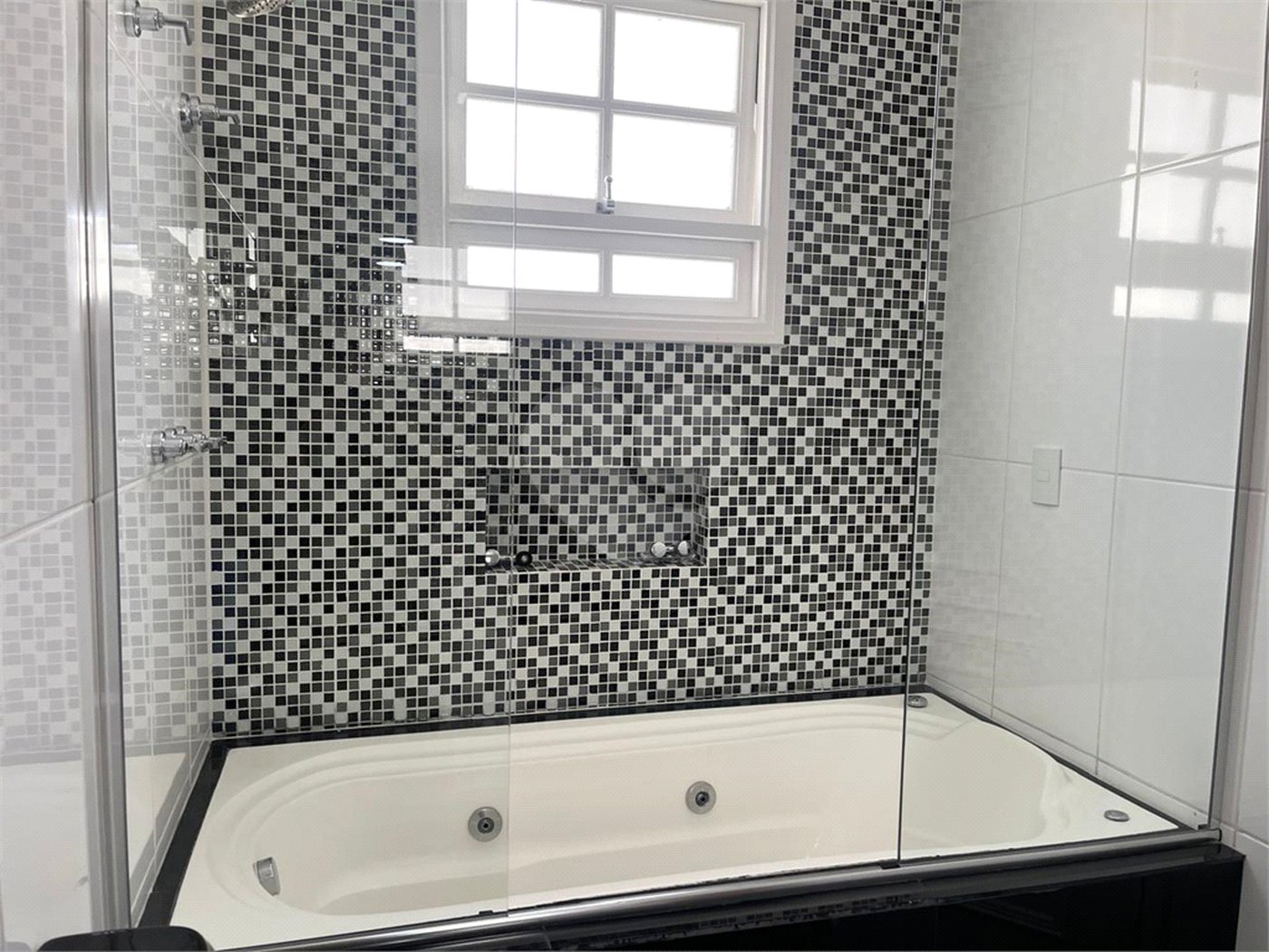 Casa à venda com 4 quartos, sendo 2 suítes,  no condomínio Village Place, São Paulo - SP