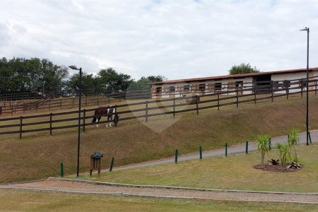Casa à venda com 4 suítes no condomínio Figueira Garden, Atibaia - SP