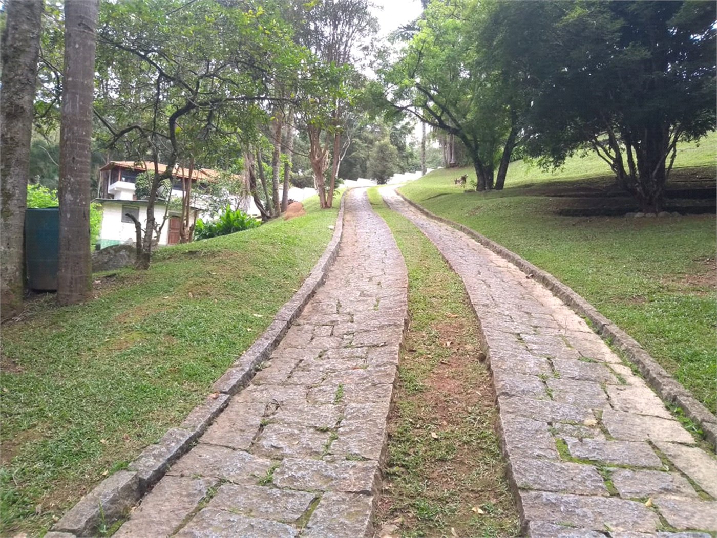 Casa à venda com 3 quartos, sendo 1 suíte, no condomínio Cinco Lagos, Mairiporã - SP
