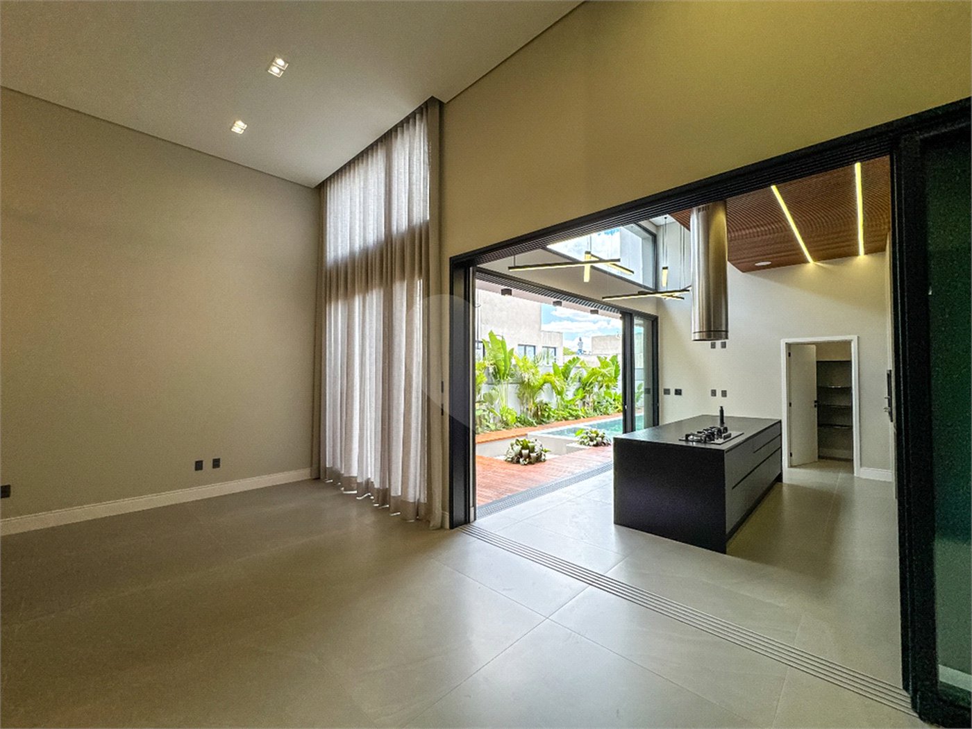 Casa à venda com 3 suítes no condomínio Villa dos Pinheiros, Indaiatuba - SP