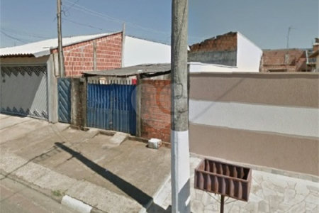 Casa térrea com 2 dormitórios.
