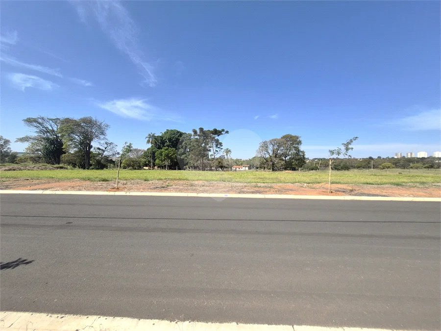 Terreno comercial á venda no condomínio Jardim Larine