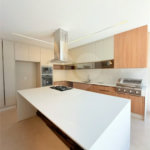 Casa térrea com 3 suítes no Condomínio Residencial Viena em Indaiatuba-SP - Acabamento de alto padrão - R$ 1.690.000,00 - AT 250 m² - AC 158 m² - 3 suítes,, sendo 1 suíte master com closet - Sala para dois ambientes (estar e jantar) - Cozinha planejada com ilha cooktop, forno elétrico e micro-ondas,