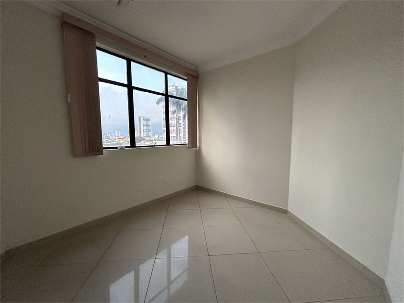 Sala Comercial à Venda no Gonzaga – Avenida Ana Costa – Santos/Sp