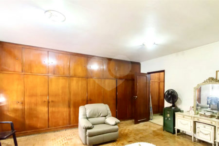 Sobrado à venda com 5 quartos, sendo 1 suíte, em Vila Monumento, São Paulo, SP