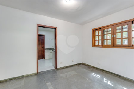 Casa à venda com 5 quartos, sendo 3 suítes, no condomínio Granja do Morumbi, São Paulo - SP