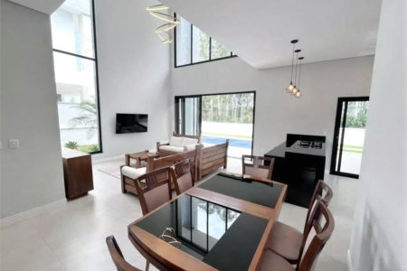 Casa à venda com 3 suítes no condomínio Ninho Verde II, Pardinho - SP
