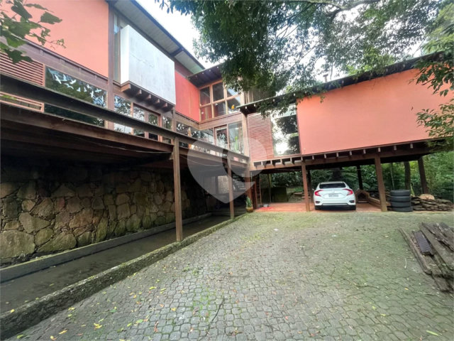 Casa à venda com 3 quartos, sendo 1 suíte,  no condomínio Jardim da Montanha I, Mairiporã - SP