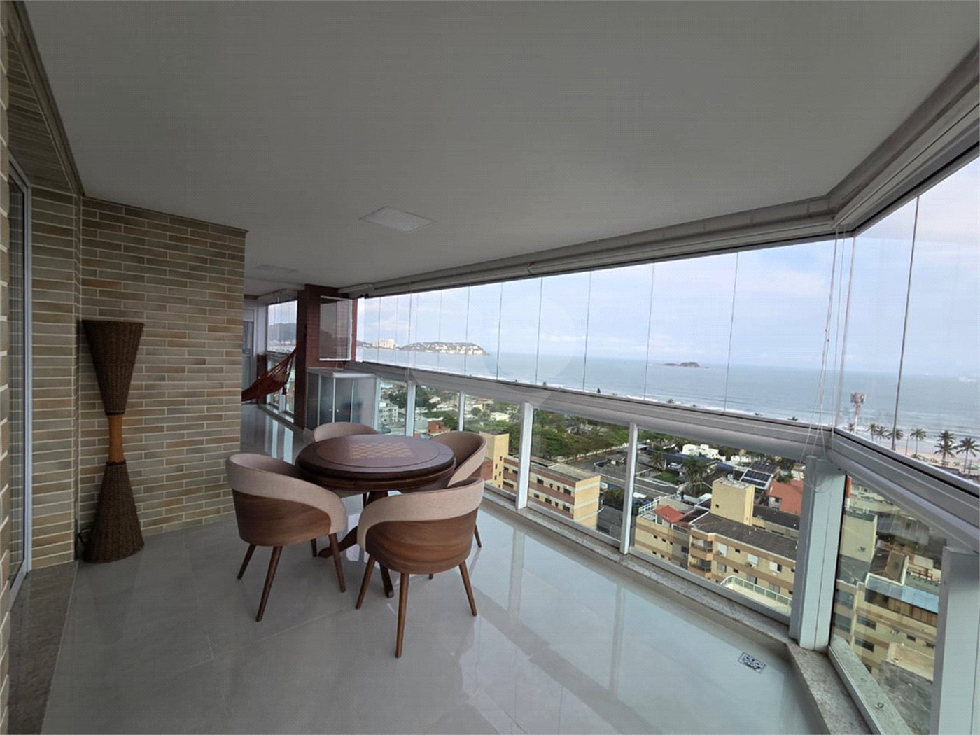 Apartamento à venda com 4 quartos, sendo 2 suítes, em Enseada, Guarujá, SP