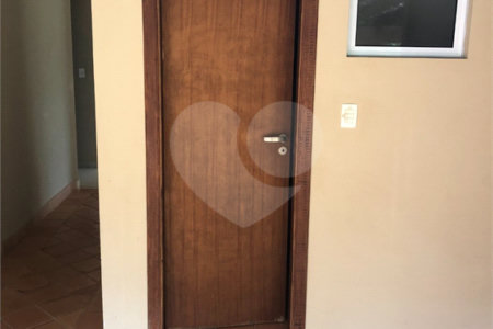 Casa no condomínio Damha I.