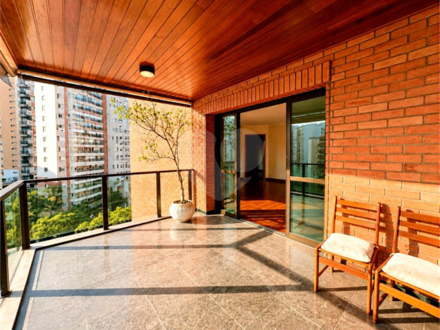 Apartamento à venda com 3 suítes em Moema, São Paulo, SP
