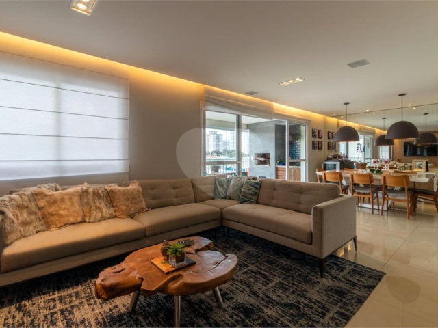 Apartamento à venda com 3 quartos, sendo 1 suíte,  em Campo Belo, São Paulo, SP