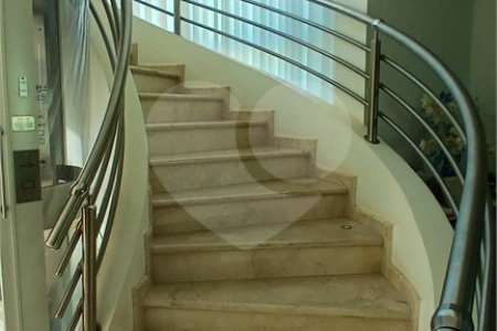 Casa à venda com 3 suítes no condomínio Figueira Garden, Atibaia - SP