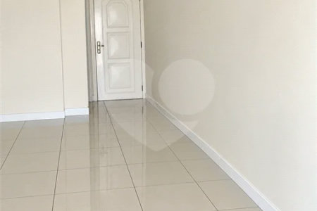 Cobertura de 255 m² com 3 dormitórios, 1 suíte, cozinha planejada, 2 vagas e área gourmet com churrasqueira.